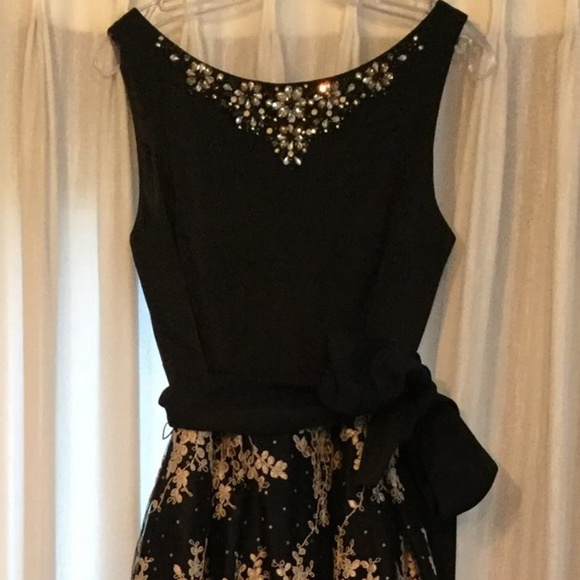 Gorgeous formal dress! - Picture 2 of 8